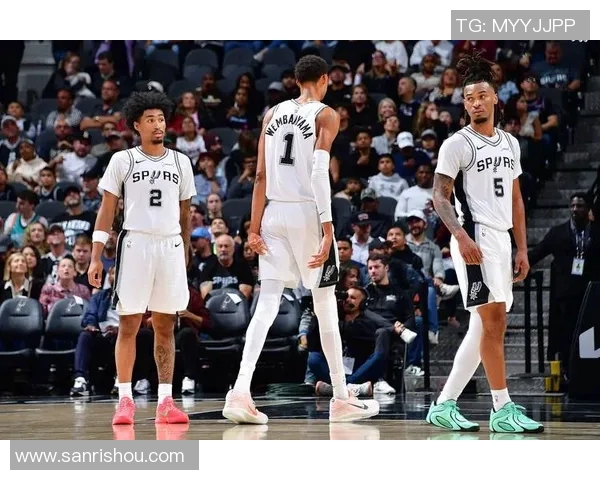 马刺大胜中国男篮，展现出强大实力和默契配合